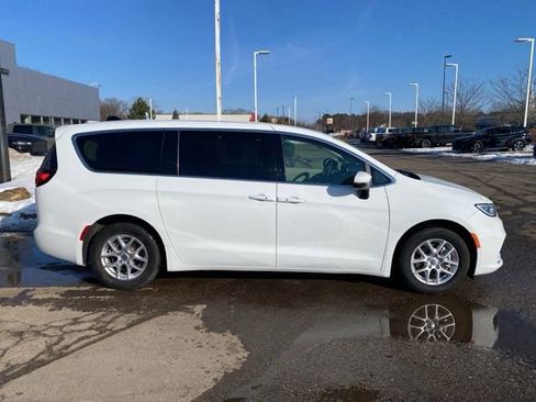 Used 2023 Chrysler Pacifica Touring-L image 2