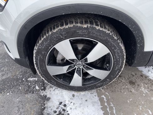 Used 2021 Volvo XC40 T5 Momentum w/ Premium Package image 11