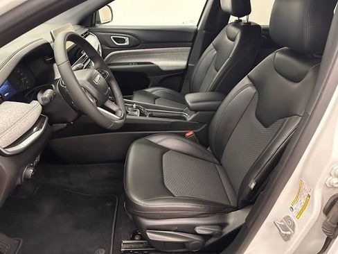 Used 2023 Jeep Compass Latitude AWD/4WD image 16