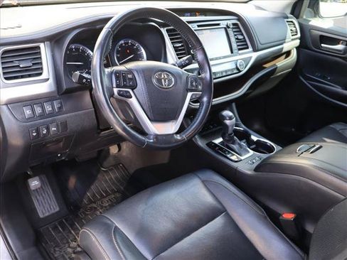 Used 2017 Toyota Highlander Limited AWD/4WD image 11