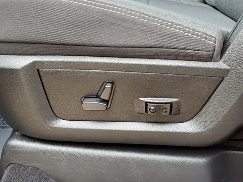 Used 2024 RAM 2500 Big Horn w/ Sport Appearance Package image 9