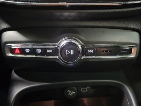 Used 2021 Volvo XC40 P8 Recharge w/ Advanced Package image 18