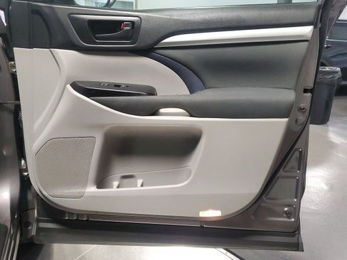 Used 2018 Toyota Highlander LE image 25