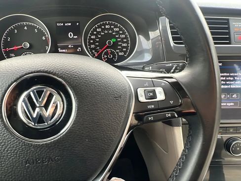 Used 2019 Volkswagen Golf SE image 16