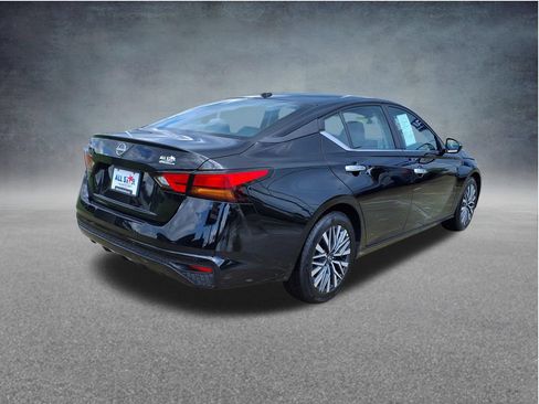 Used 2025 Nissan Altima 2.5 SV FWD image 9
