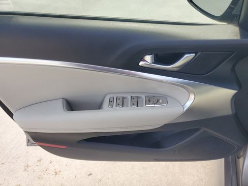 Used 2025 Genesis G70 2.5T image 23