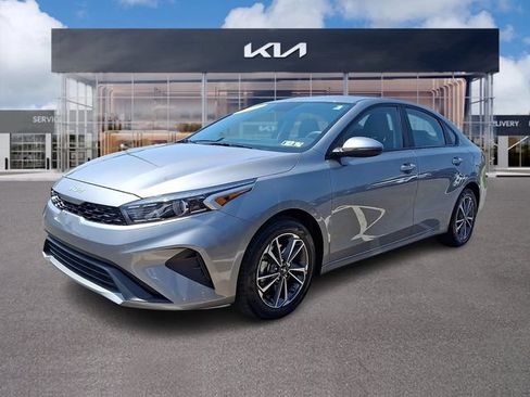 Used 2023 Kia Forte LXS w/ LXS Technology Package FWD image 3