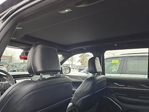 Used 2025 Jeep Grand Cherokee Limited w/ Black Appearance Package image 22