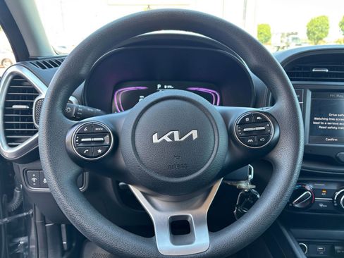 Used 2025 Kia Soul LX w/ LX Technology Package FWD image 25