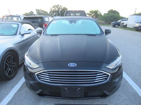 Used 2020 Ford Fusion SE FWD image 2