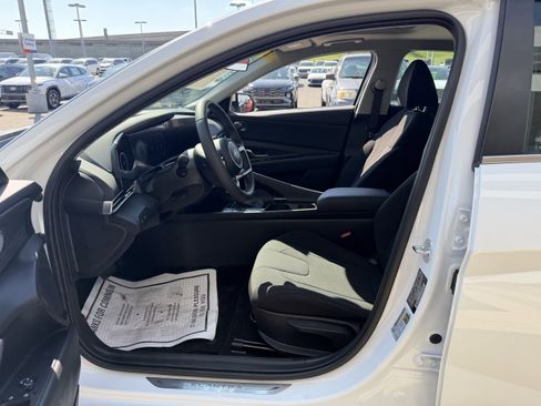 Certified 2025 Hyundai Elantra SEL FWD image 24