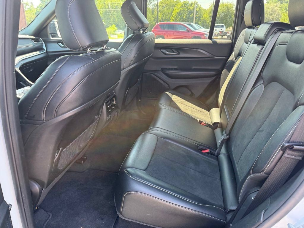 Used 2025 Jeep Grand Cherokee Altitude AWD/4WD image 43