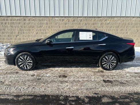 Used 2024 Nissan Altima 2.5 SV image 5