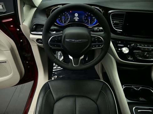 Used 2022 Chrysler Pacifica Limited image 2