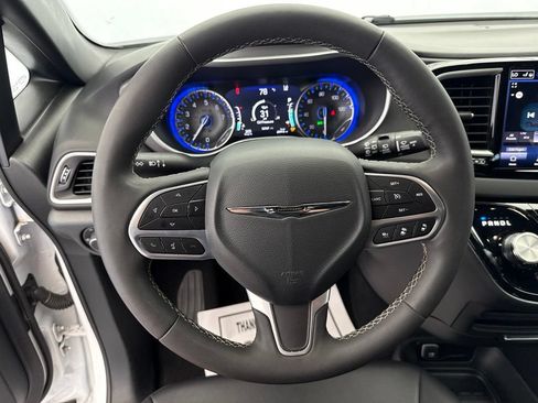 Used 2025 Chrysler Pacifica Select FWD image 26