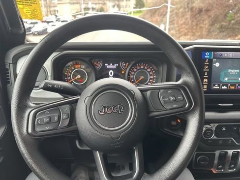 Used 2025 Jeep Wrangler Sport AWD/4WD image 17