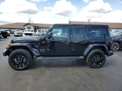 Used 2025 Jeep Wrangler Unlimited Sahara AWD/4WD image 2