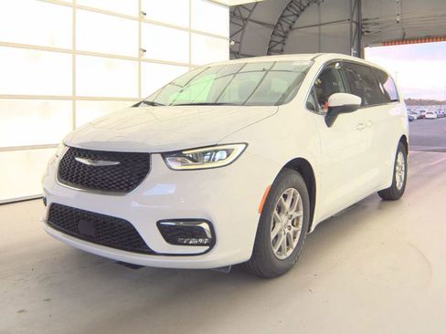 Used 2023 Chrysler Pacifica Touring-L FWD image 2