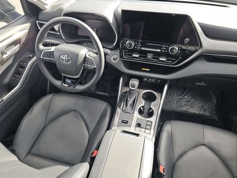 Used 2025 Toyota Highlander Limited AWD/4WD image 28