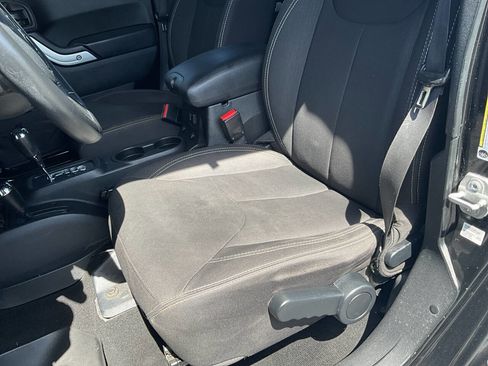 Used 2017 Jeep Wrangler Unlimited Sahara image 10