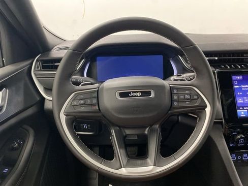 Used 2025 Jeep Grand Cherokee Laredo X w/ Luxury Tech Group I image 18