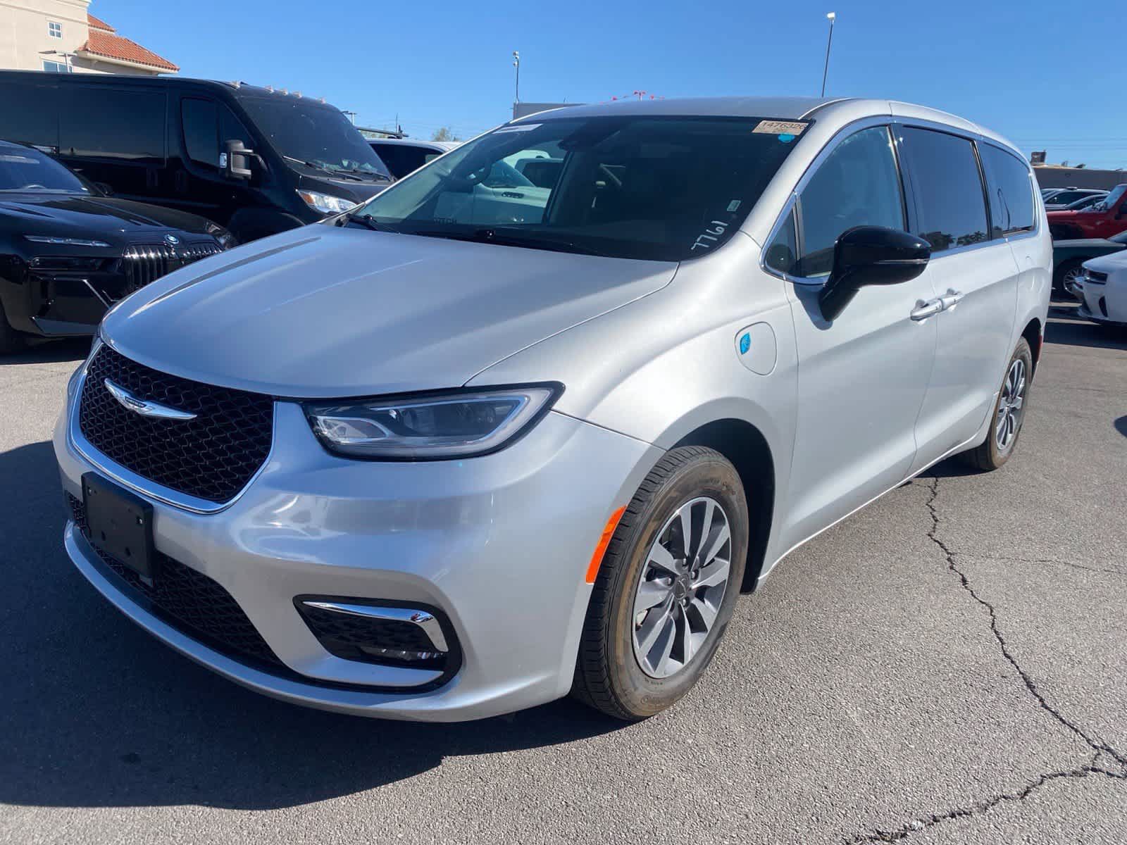 Used 2024 Chrysler Pacifica Limited FWD image 1