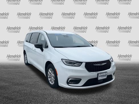 Used 2025 Chrysler Pacifica Select FWD image 2