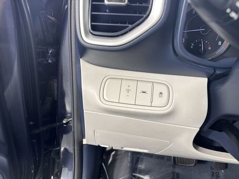 Used 2022 Hyundai Venue Limited FWD image 14