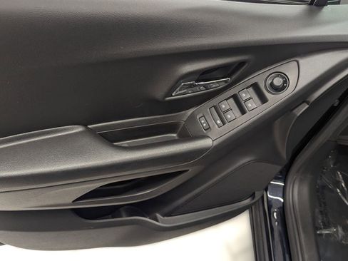 Used 2021 Chevrolet Trax LT w/ LT Convenience Package image 10