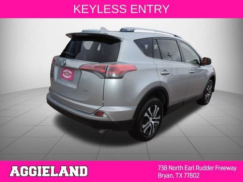 Used 2018 Toyota RAV4 LE FWD image 4