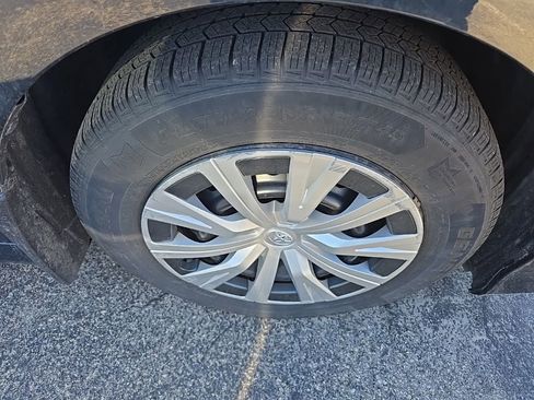 Used 2020 Toyota Camry LE image 9