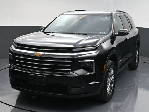 Used 2025 Chevrolet Traverse LT FWD image 3