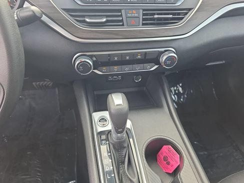 Used 2025 Nissan Altima 2.5 SV FWD image 17
