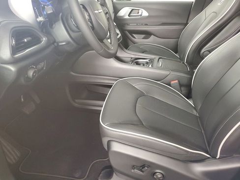 New 2026 Chrysler Pacifica Limited image 11