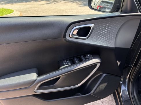 Used 2025 Kia Soul LX w/ LX Technology Package FWD image 18