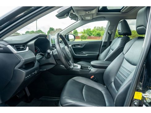 Used 2019 Toyota RAV4 XLE Premium w/ Cold Weather Package AWD/4WD image 12