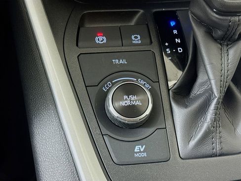 Used 2025 Toyota RAV4 XLE image 20