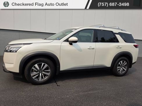 Used 2024 Nissan Pathfinder SL FWD image 2
