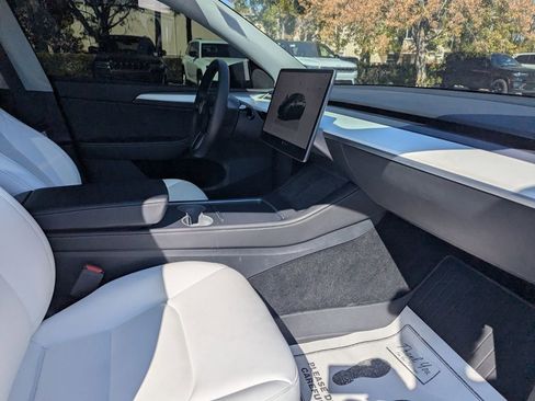 Used 2023 Tesla Model Y Performance image 9