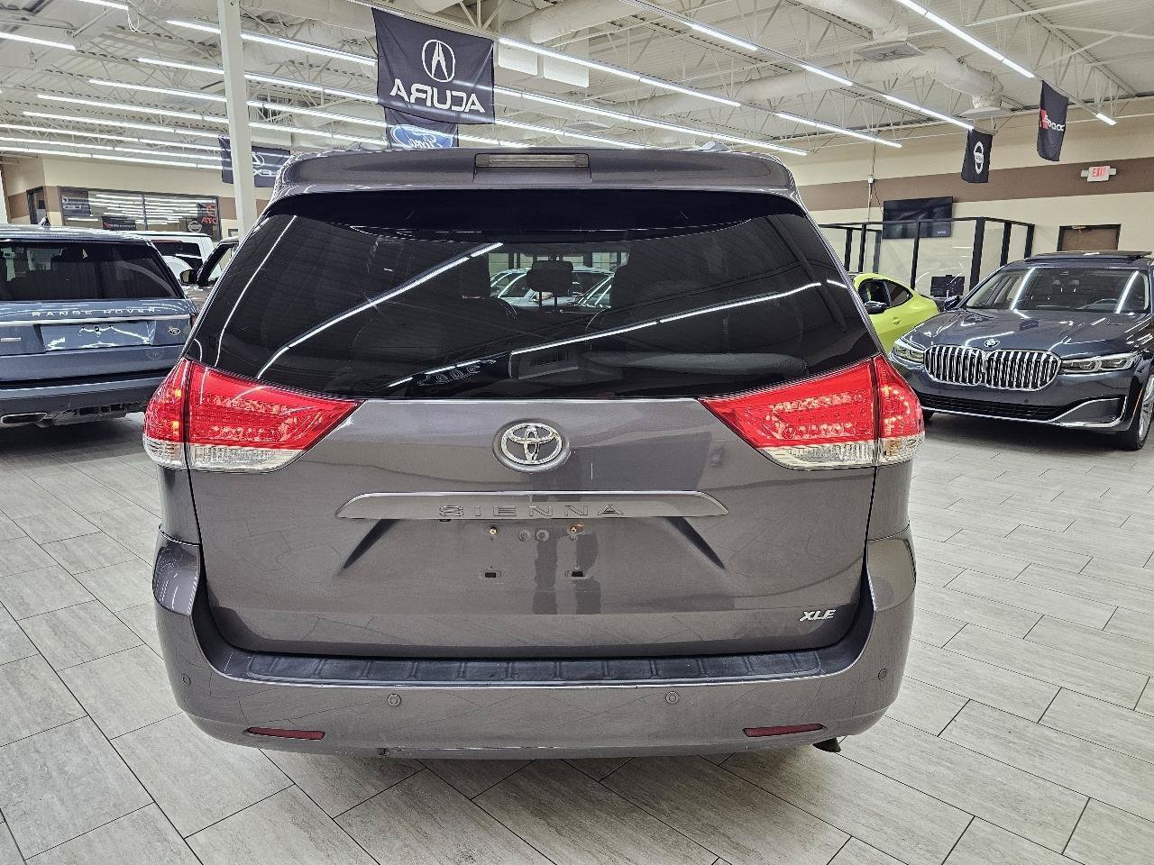 Used 2013 Toyota Sienna XLE FWD image 8