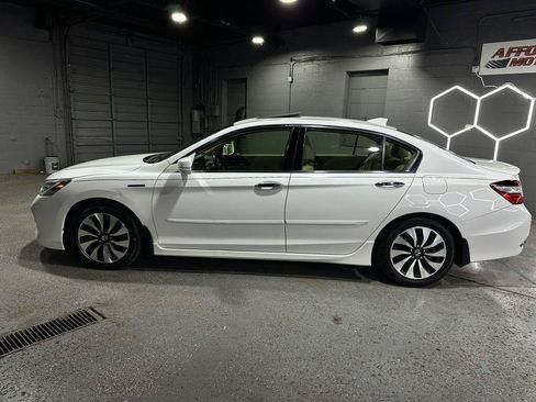 Used 2017 Honda Accord Touring image 2