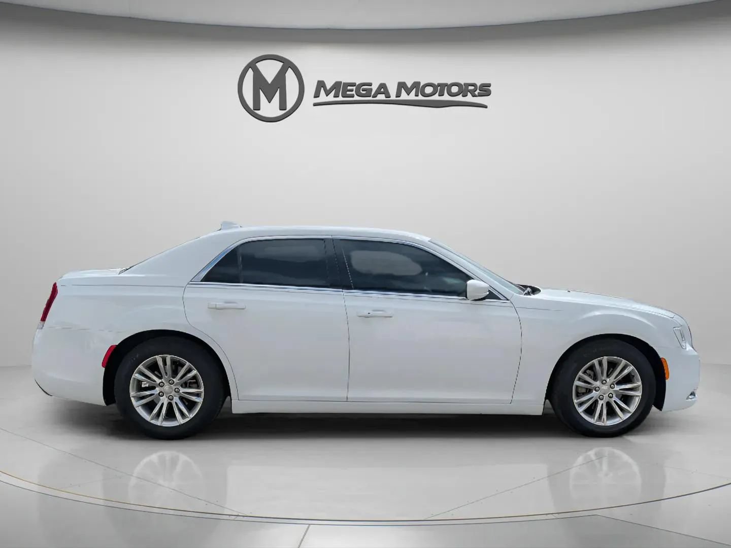 Used 2021 Chrysler 300 Touring RWD image 9