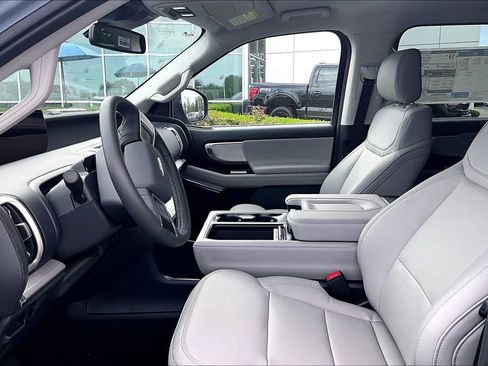 New 2026 Ford Expedition Active image 9