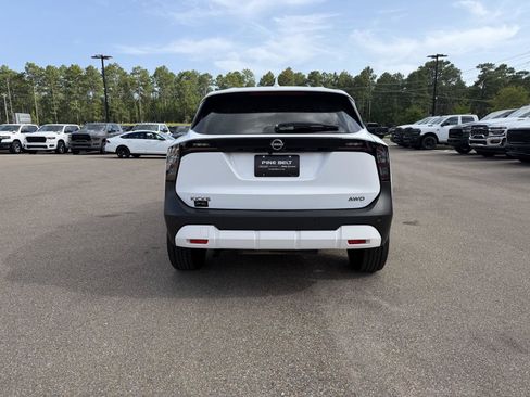 Used 2025 Nissan Kicks SV AWD/4WD image 5