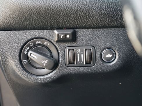 Used 2015 Dodge Challenger SRT image 18