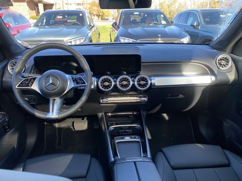 Used 2025 Mercedes-Benz GLB 250 4MATIC image 11