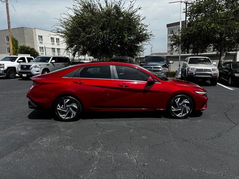 Used 2025 Hyundai Elantra Limited FWD image 6