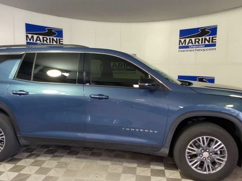 Used 2025 Chevrolet Traverse LT FWD image 3