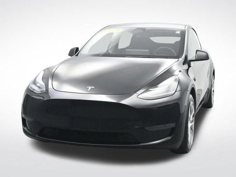 Used 2023 Tesla Model Y Long Range AWD/4WD image 2