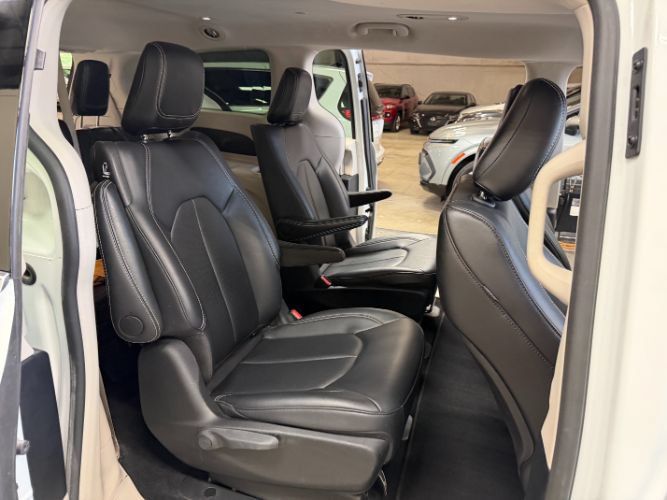 Used 2024 Chrysler Pacifica Limited FWD image 27